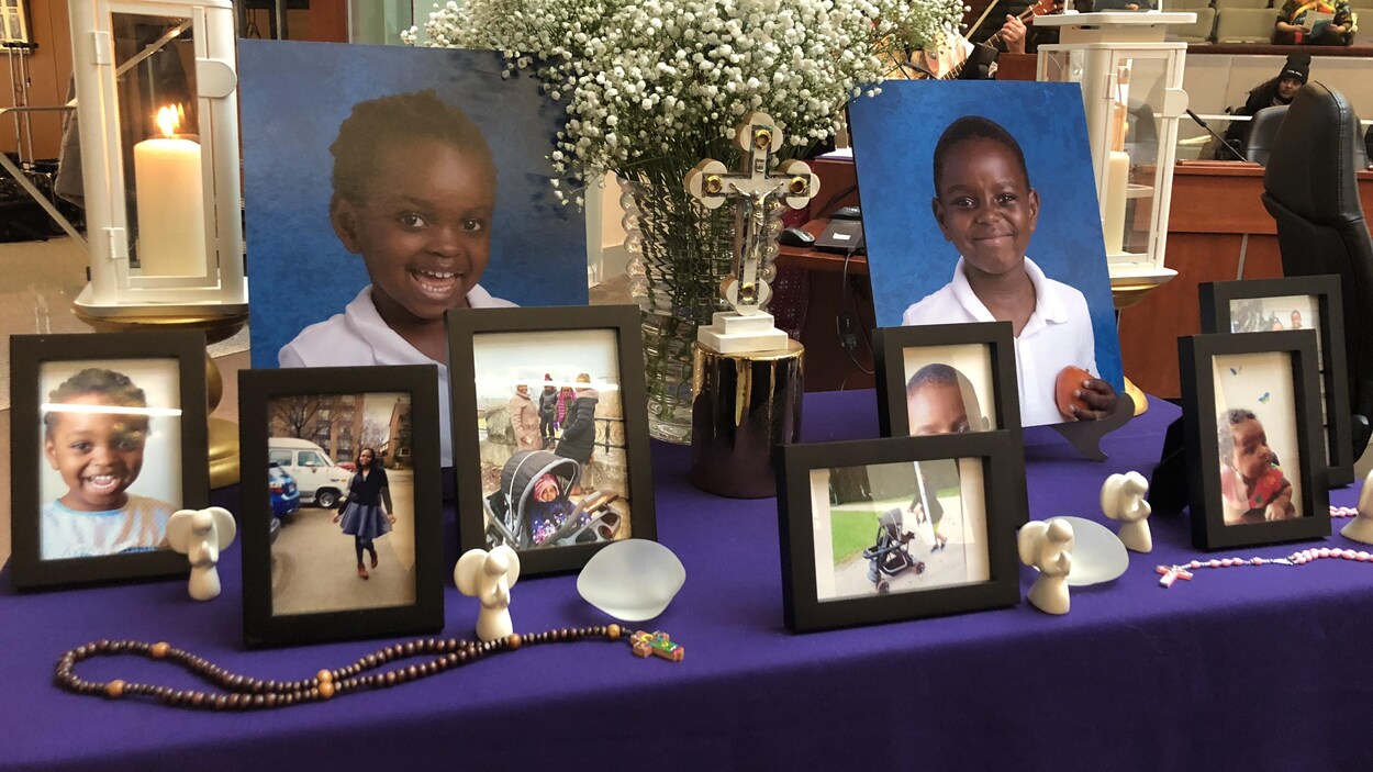 Des cadres avec des photos d'enfants disposés sur une table.