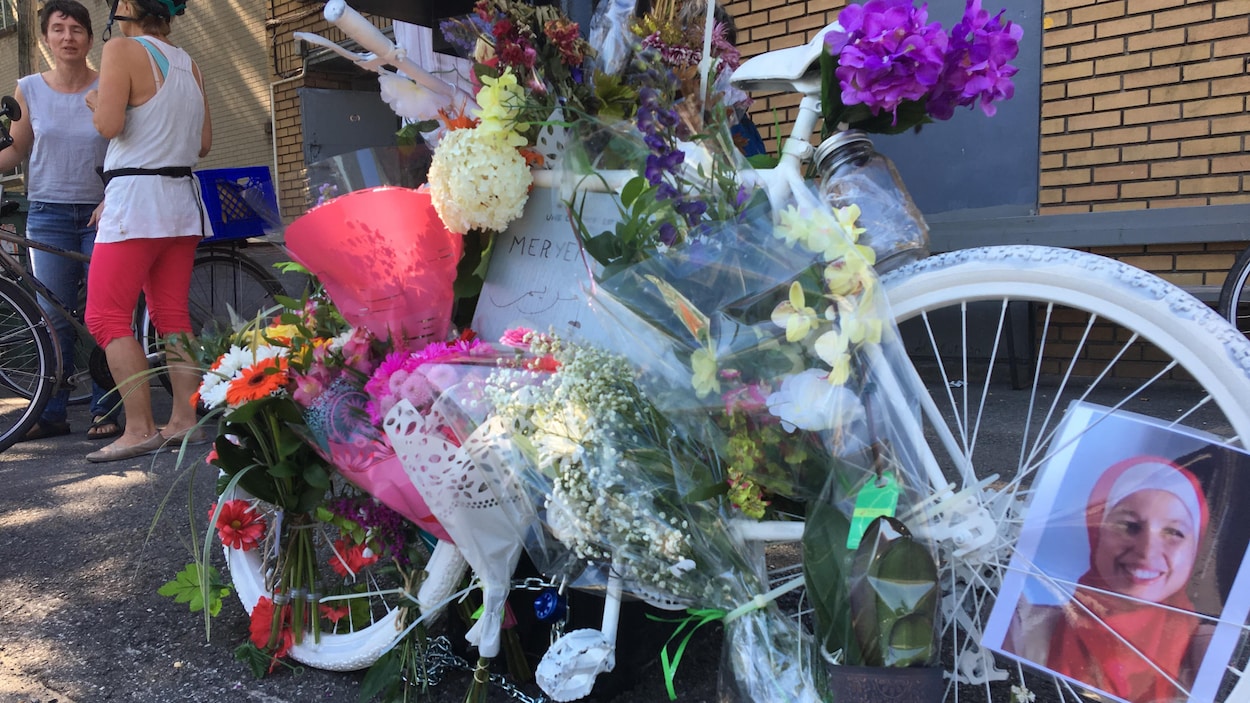À peine installé, le vélo blanc à la mémoire de Meryem Anoun a été couvert de fleurs.