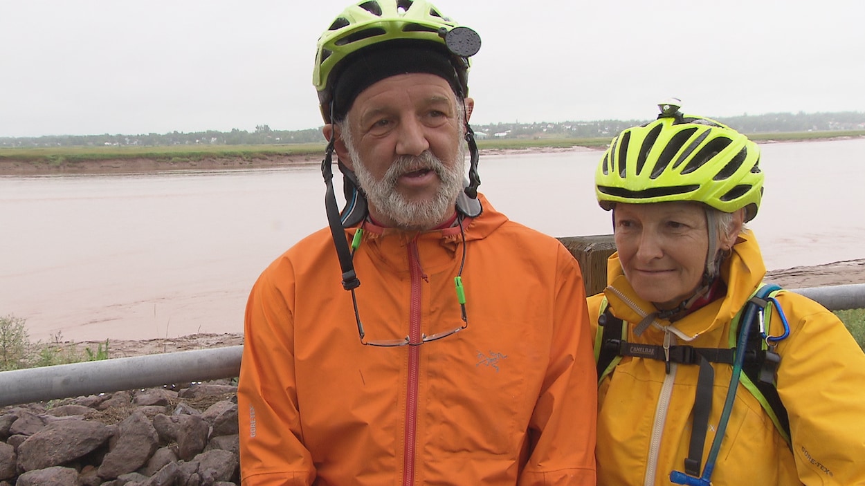 Un couple de Saint-Louis de Kent, au Nouveau-Brunswick termine ce samedi un périple en vélo à travers le Canada.
Un couple de Saint-Louis de Kent, au Nouveau-Brunswick termine ce samedi un périple en vélo à travers le Canada.