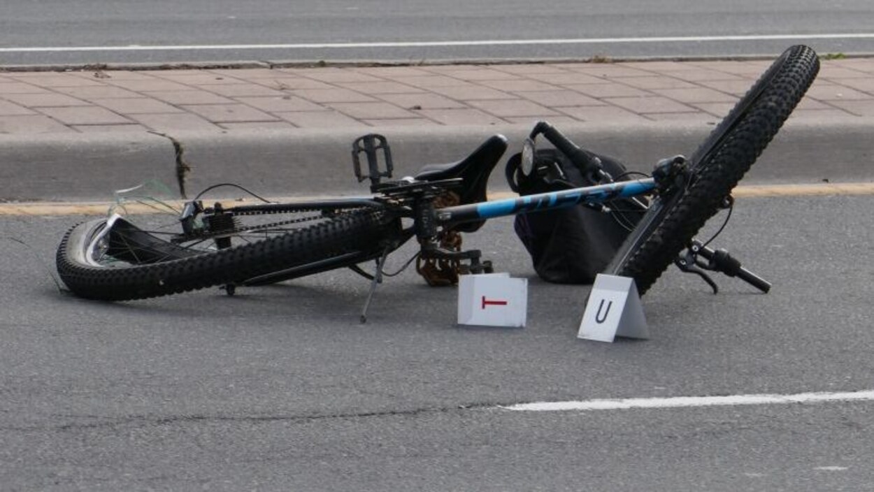 Un vélo accidenté sur une route