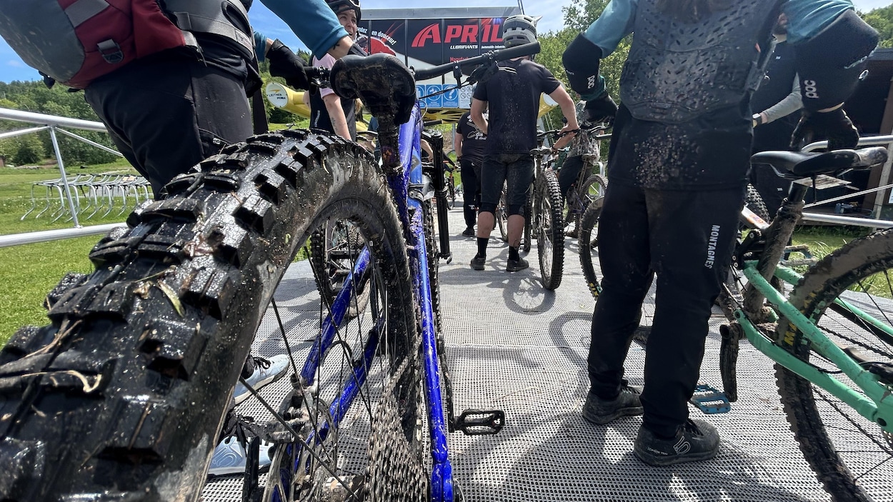 Les premiers cyclistes défilent sur les pistes de vélo de montagne du Mont-Saint-Mathieu