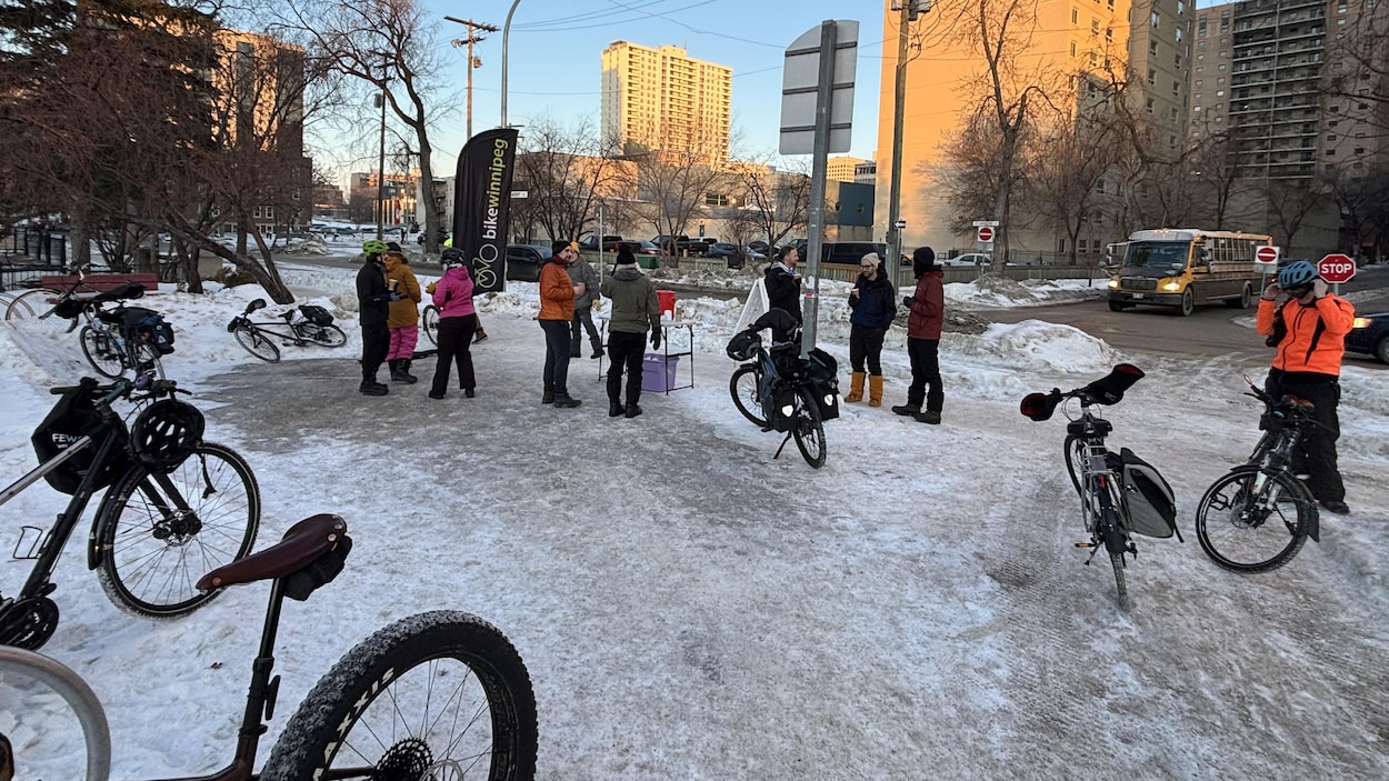 Des cyclistes de Winnipeg célèbrent la Journée internationale Au boulot à vélo en hiver