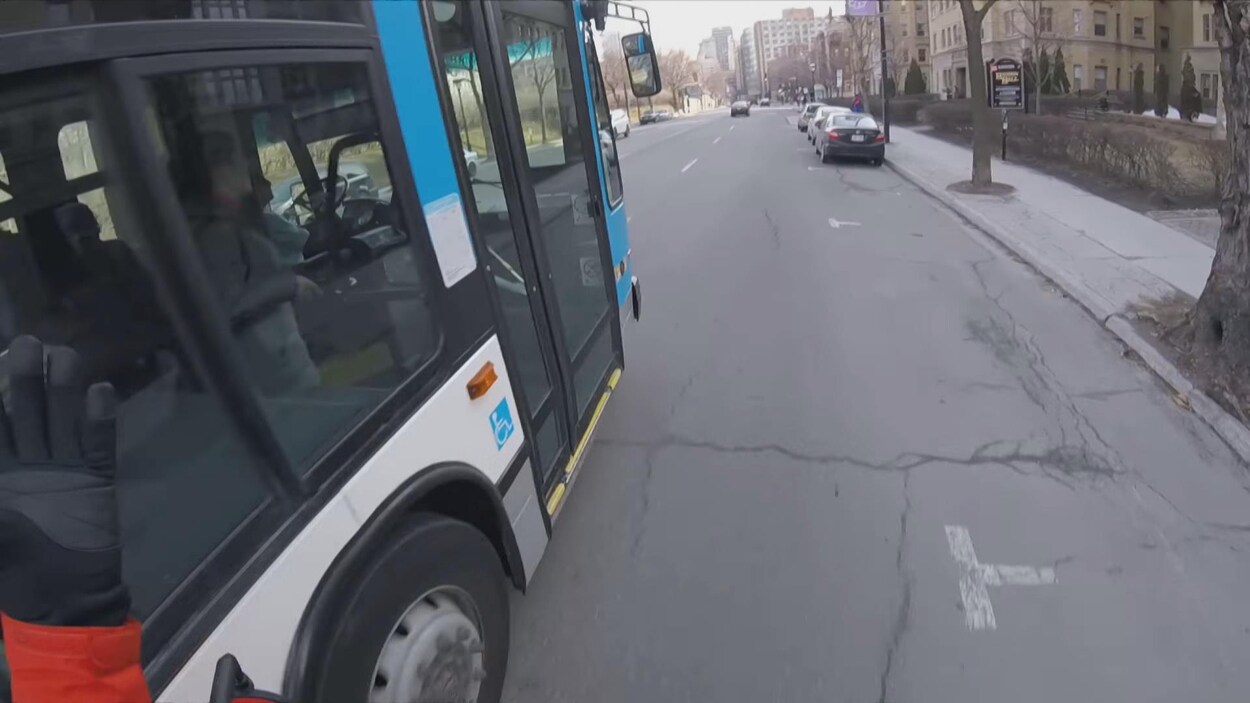 Un incident impliquant un cycliste et un autobus fait réagir Un incident impliquant un cycliste et un autobus fait réagir