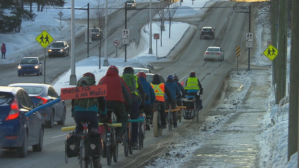Une rangée de cyclistes se font dépasser par des automobilistes sur le boulevard de Portland, à Sherbrooke.