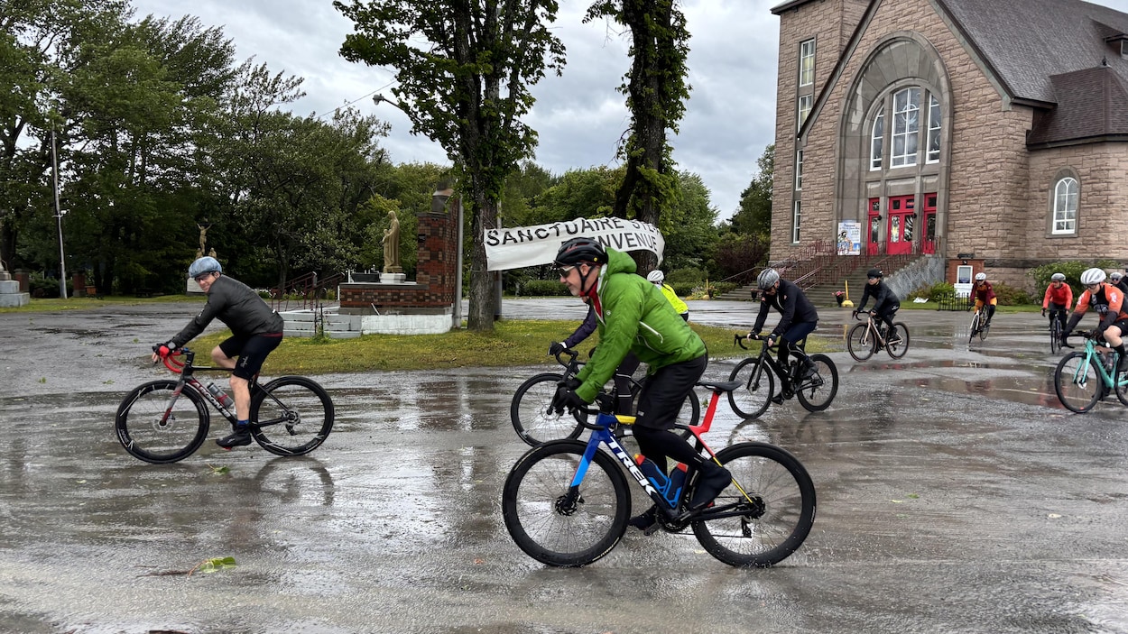 Départ sous la pluie pour le 11e Vélo Tour Vélo Plein Air
