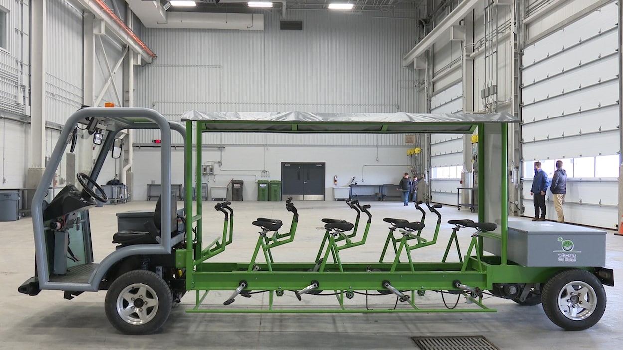 Le vélobus dans un grand garage.