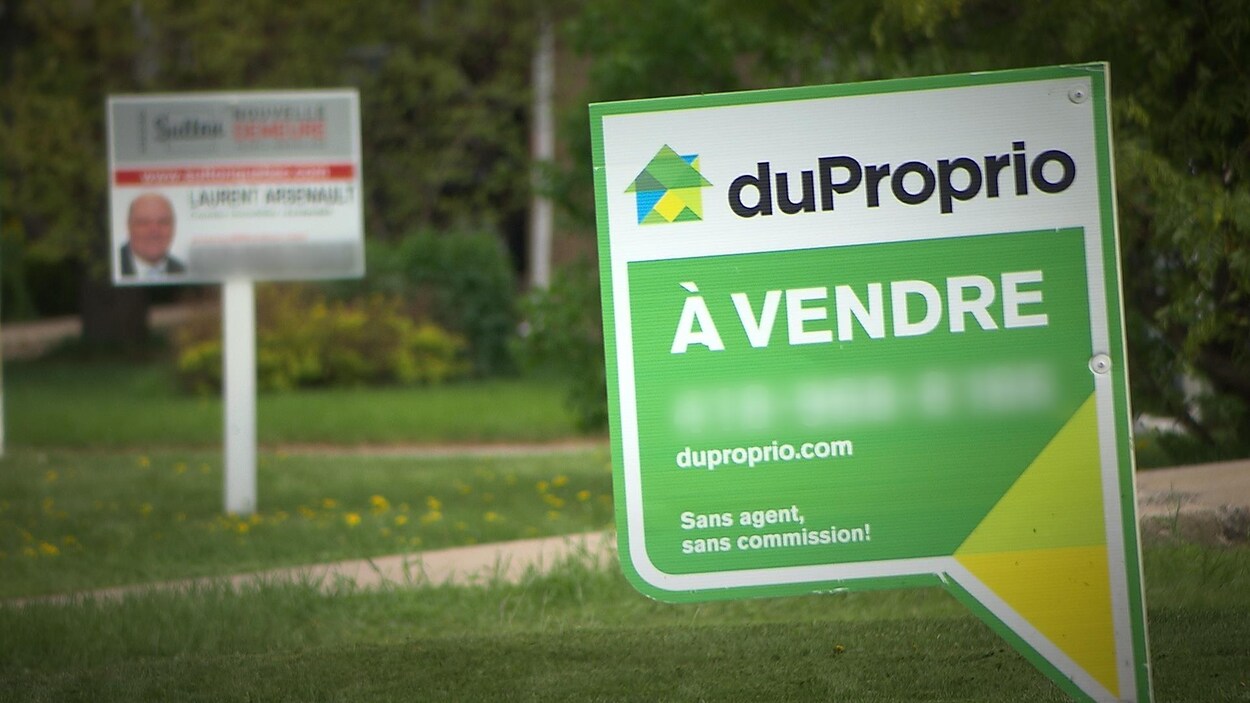 Des affiches de maison à vendre. Des affiches de maison à vendre.