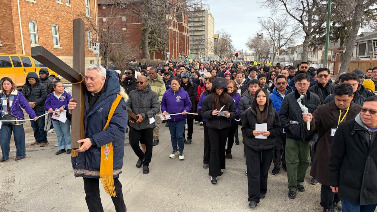 Près de 3000 catholiques s’unissent pour le Chemin de croix à Winnipeg