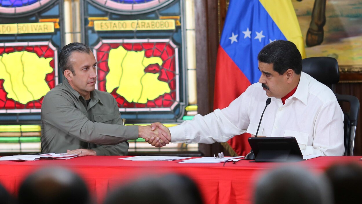 Le président du Venezuela, Nicolas Maduro (à droite), serre la main du vice-président, Tareck El Aissami. Le président du Venezuela, Nicolas Maduro (à droite), serre la main du vice-président, Tareck El Aissami.