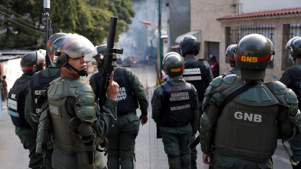 La Garde nationale vénézuélienne face à des manifestants près d'un de ses avant-postes à Caracas