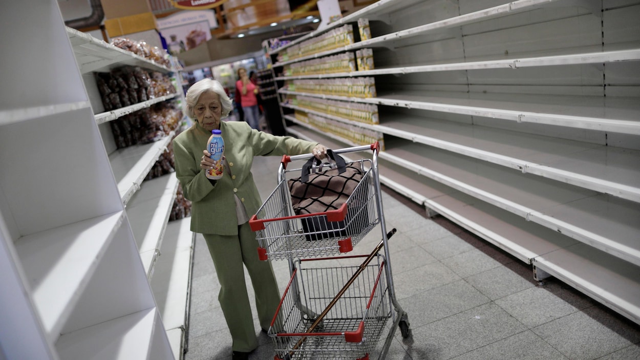 Une dame dans un supermarché aux étals presque vides à Caracas. Une dame dans un supermarché aux étals presque vides à Caracas.