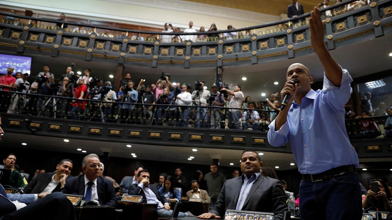 Il prononce un discours.