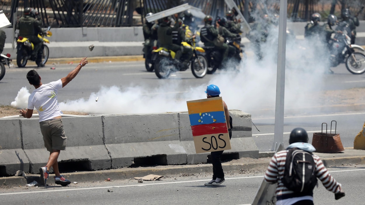 Heurts entre les partisans du leader de l'opposition vénézuélienne Juan Guaido et ceux du gouvernement président Nicolas Maduro.