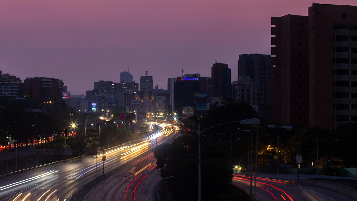 L'autoroute Francisco Fajardo était partiellement éclairée lors d'une panne de courant à Caracas, au Venezuela, le 26 mars dernier.