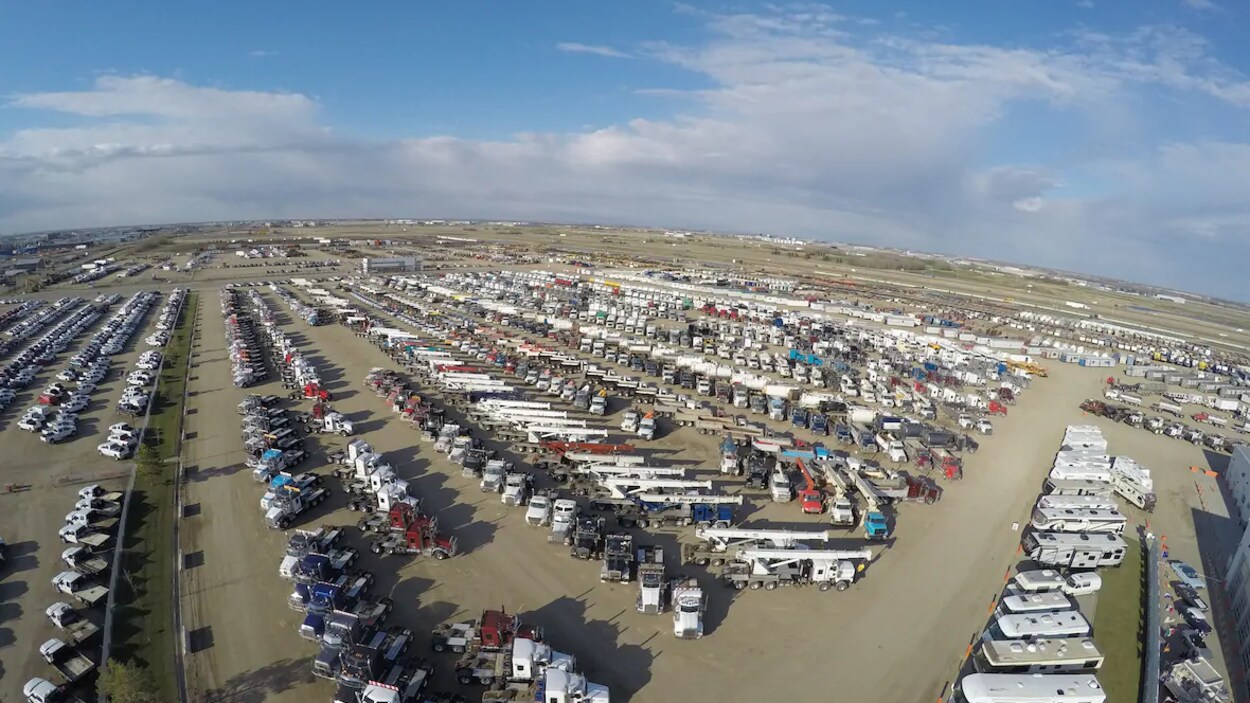 Vue aérienne extérieure de certains des biens qui étaient à vendre, dont des camions, de la machinerie lourde et des autocaravanes.