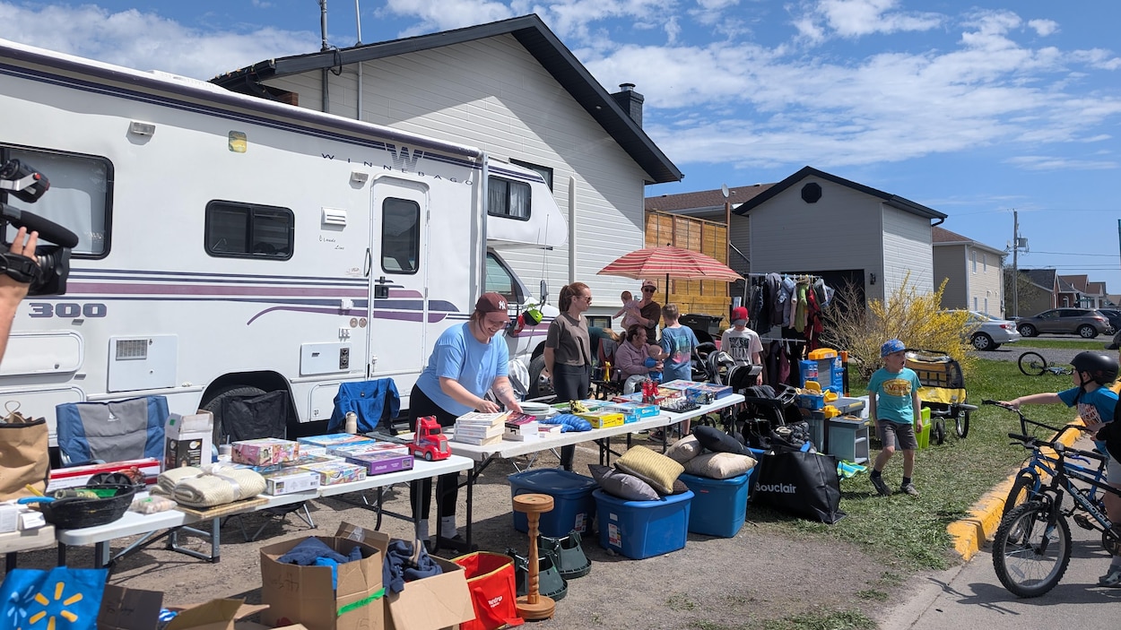 Les amateurs d’aubaines au rendez-vous à la vente-débarras annuelle de Saint-Bruno