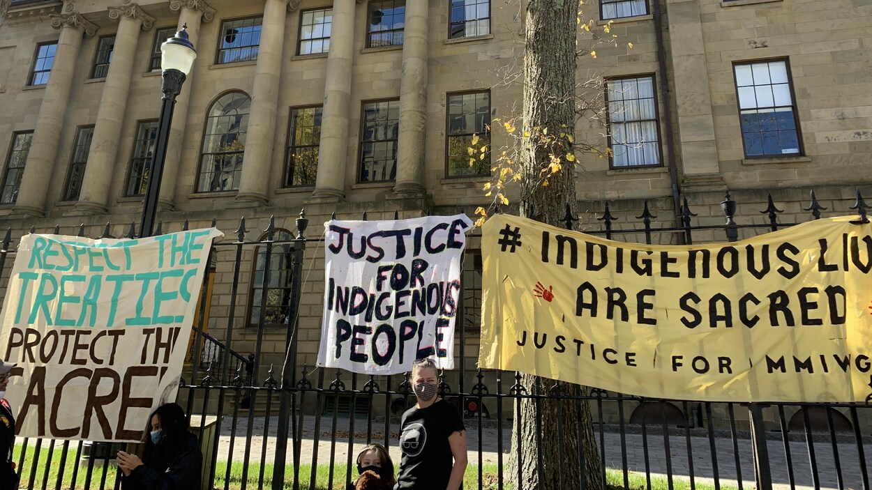 Province House et la clôture de métal devant l'édifice, où sont accorchées des bannières réclamant le respect des traités et des droits des Premières Nations.