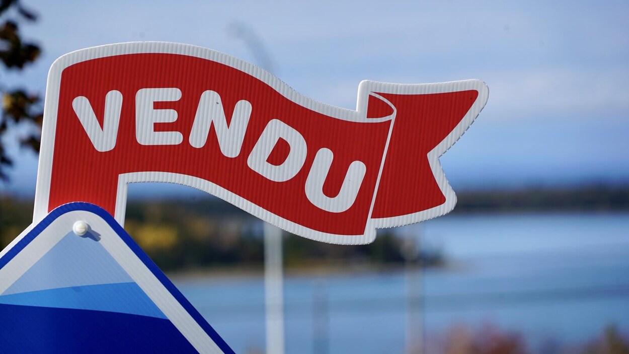 Une pancarte « vendu » à Rimouski.