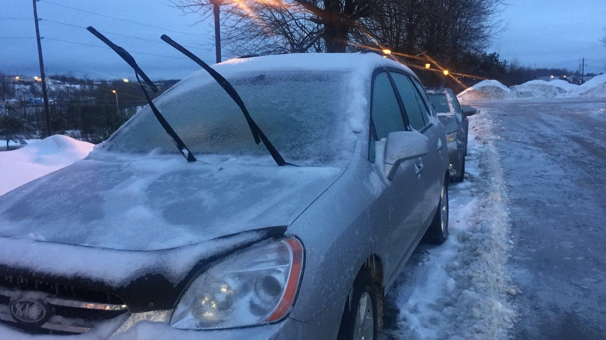 Une voiture recouverte de verglas. Une voiture recouverte de verglas.