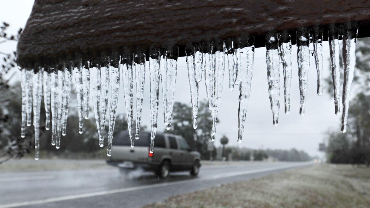Des glaçons pendent d'une enseigne en Floride. Des glaçons pendent d'une enseigne en Floride.