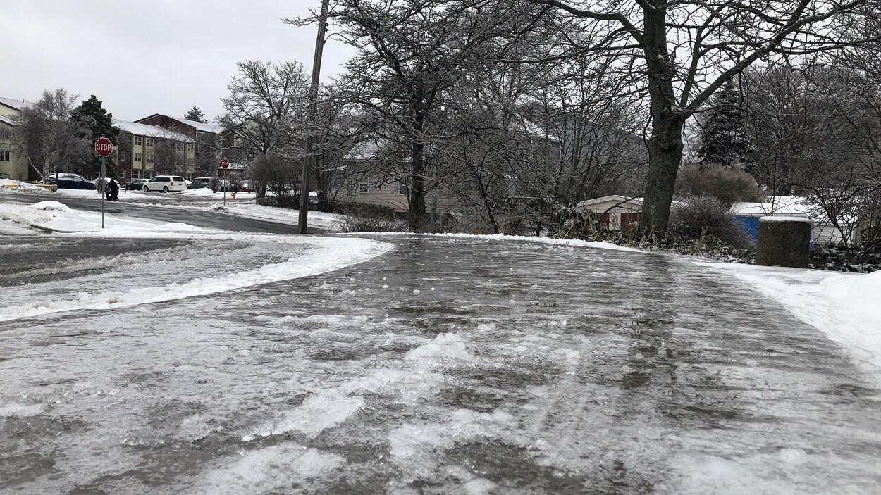 Une tempête hivernale s'est abattue sur l'est du pays, le 7 février 2020, laissant une couche de glace sur les rues d'Halifax.