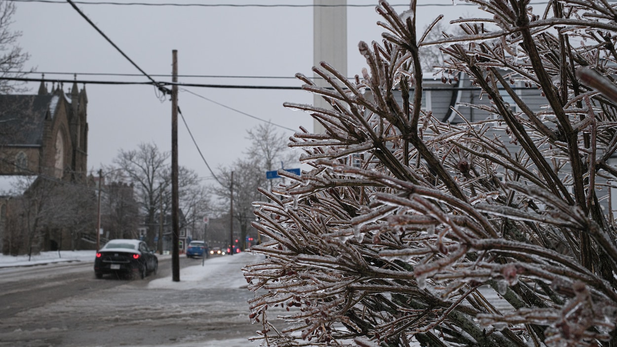 Des routes glacées et plusieurs écoles fermées dans les Maritimes