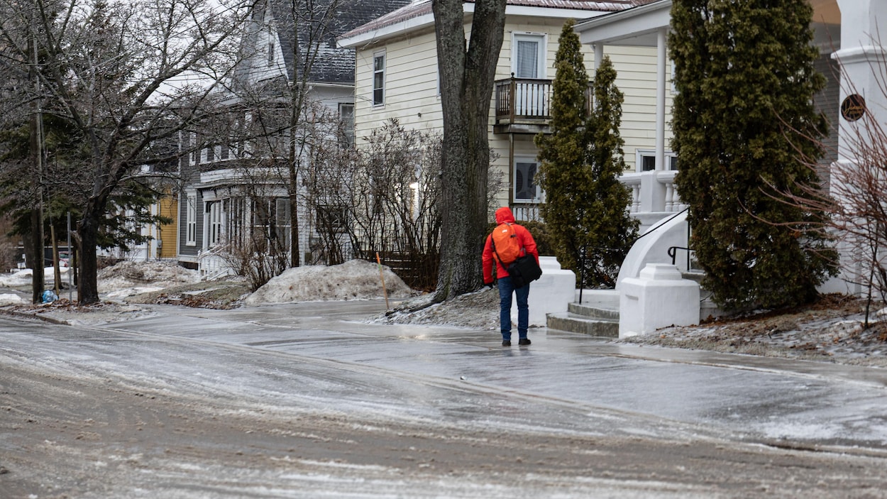 Tempête de neige et de verglas : écoles fermées et routes glissantes