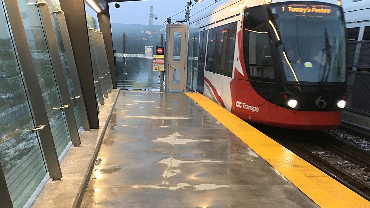 Le train léger arrive à une station.
