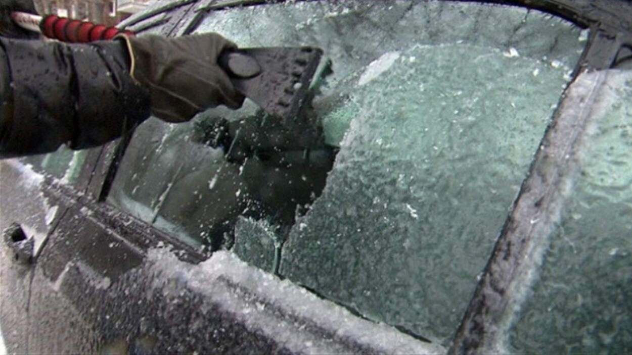 Du verglas sur une voiture. Du verglas sur une voiture.