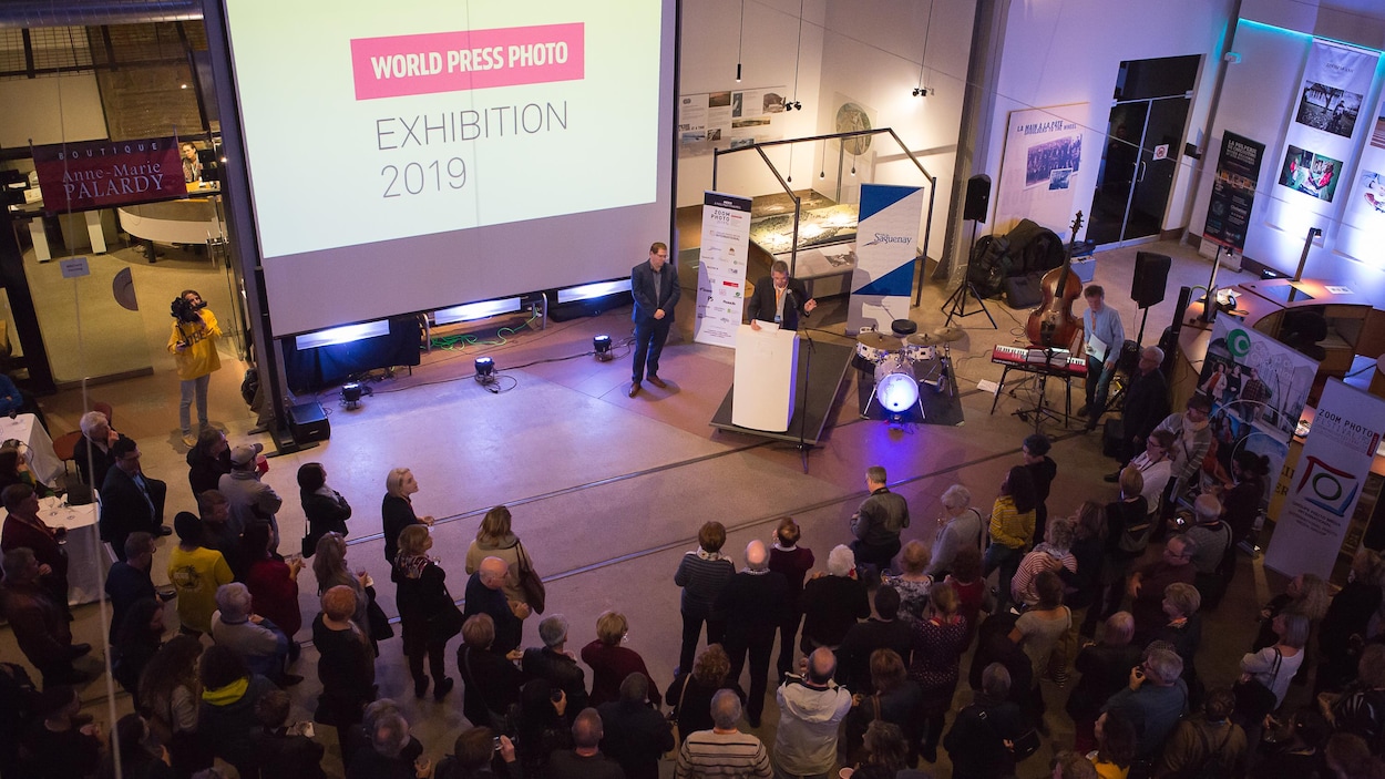Des convives sont rassemblés à la Pulperie pour le vernissage.