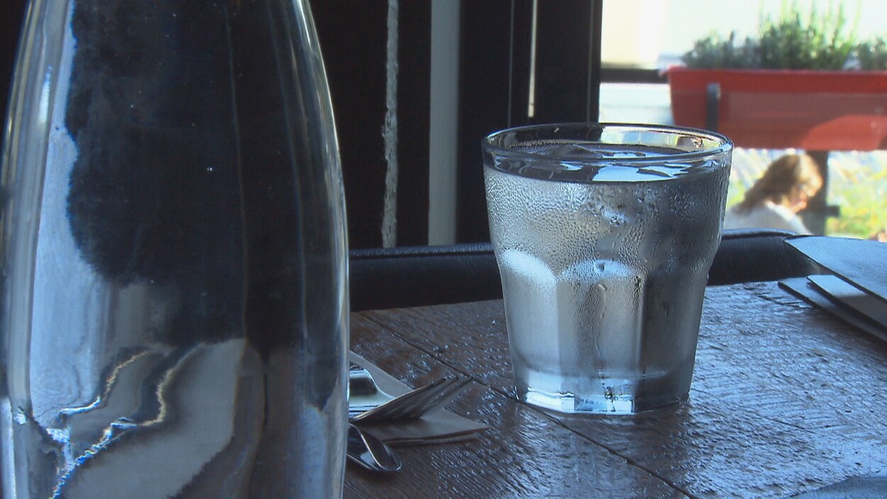Un verre d'eau sur une table de restaurant.