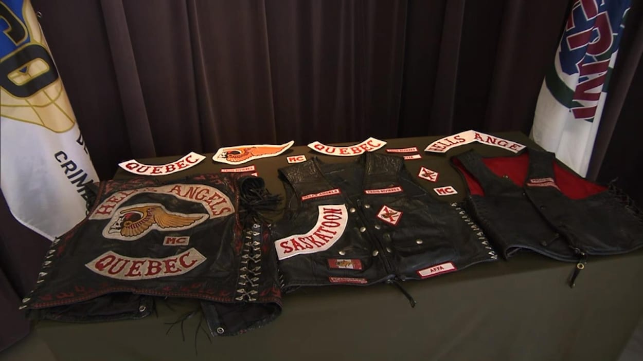 Trois vestes disposées sur une table