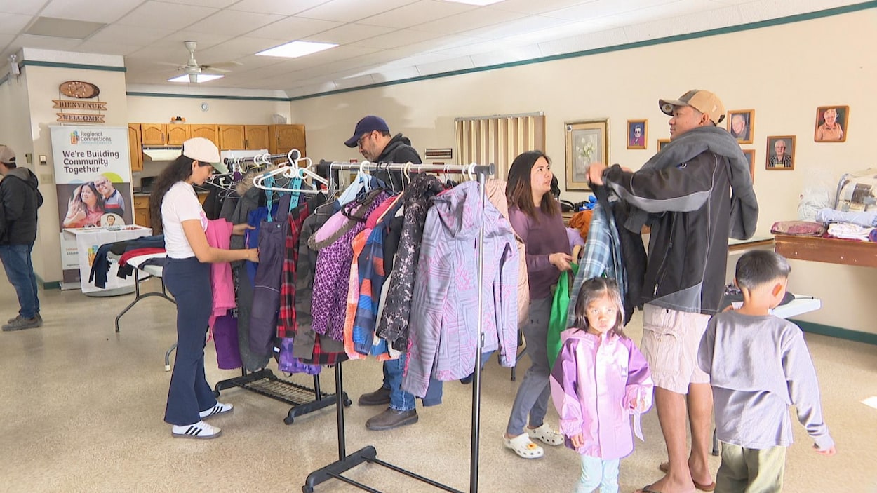 Distribution de manteaux d'hiver à Notre-Dame-de-Lourdes