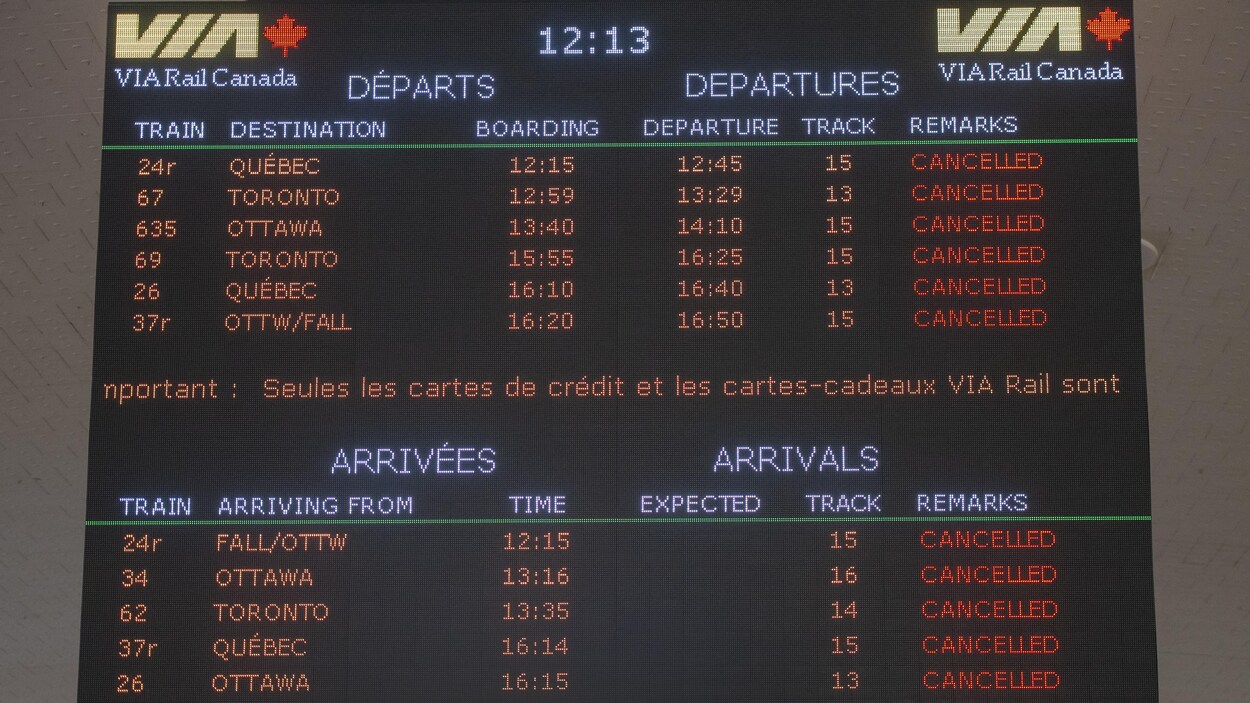 Un tableau de la gare Centrale montre que les liaisons sont annulées.