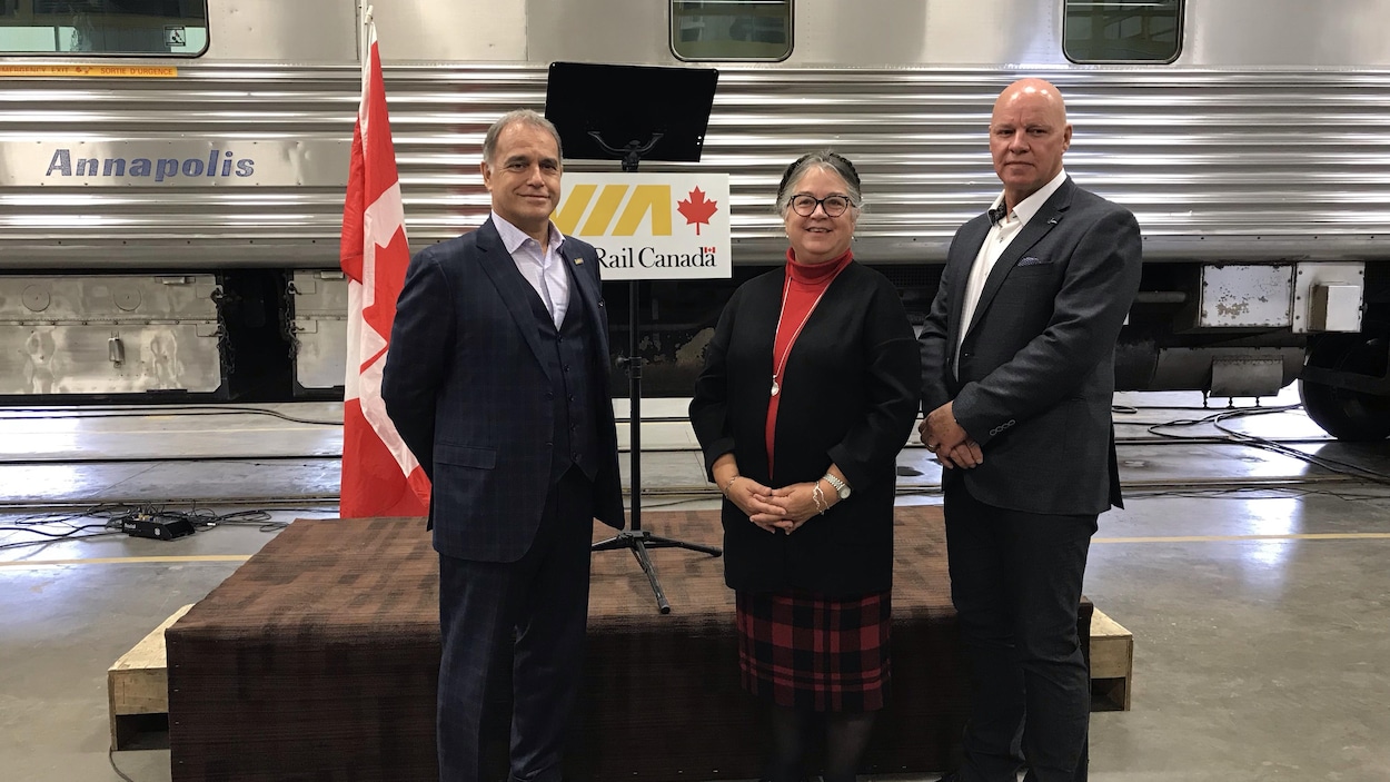 Le PDG de Via Rail, Yves Desjardins-Siciliano, la ministre du Revenu et députée de Gaspésie-Îles-de-la-Madeleine, Diane LeBouthillier et le PDG de Rail GD, Gilles Babin
