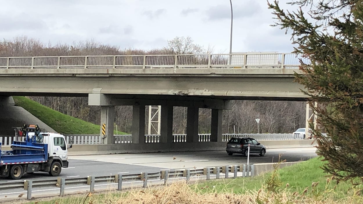 Le viaduc Blaise-Pascal au dessus de l'autoroute 40 à Québec