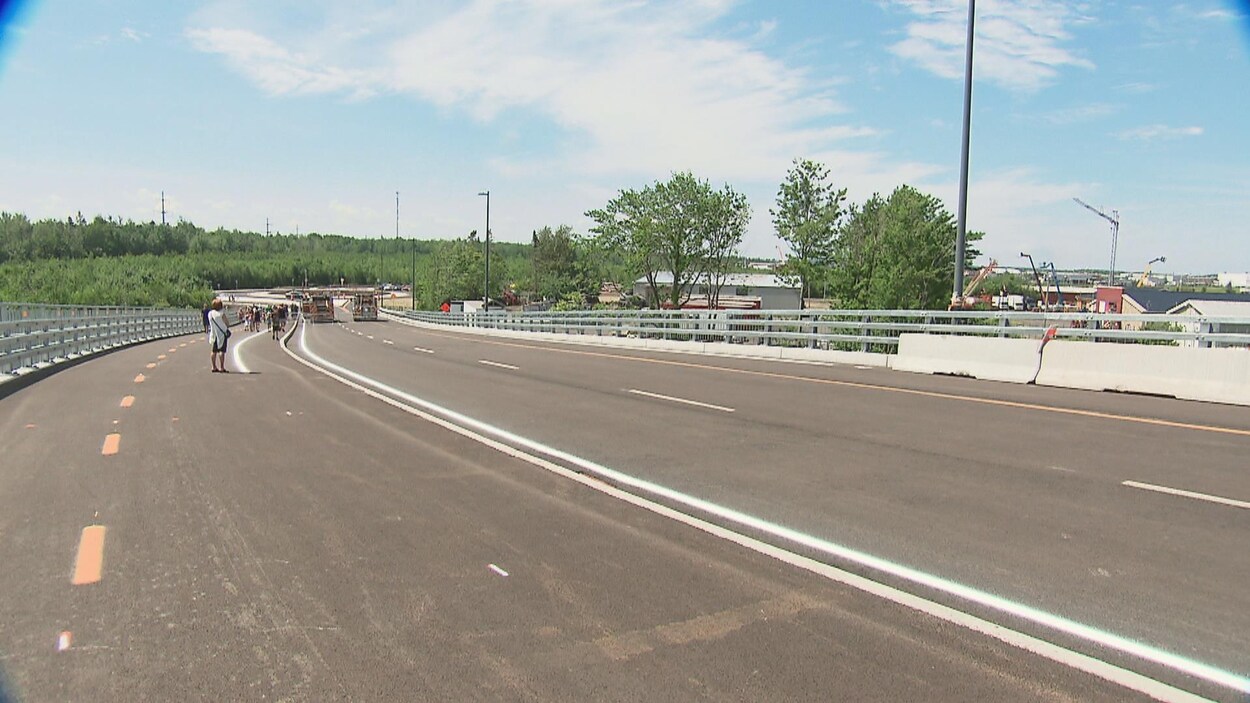 Des piétons sur le viaduc de Saint-Rédempteur