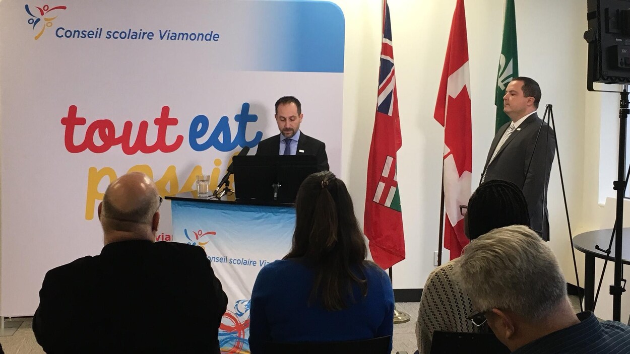 Des représentants du Conseil scolaire Viamonde en conférence de presse.
