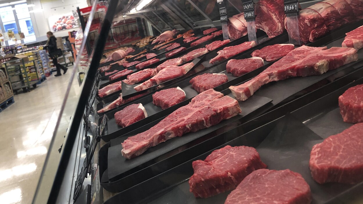 Le comptoir de viande dans un magasin d'alimentation.