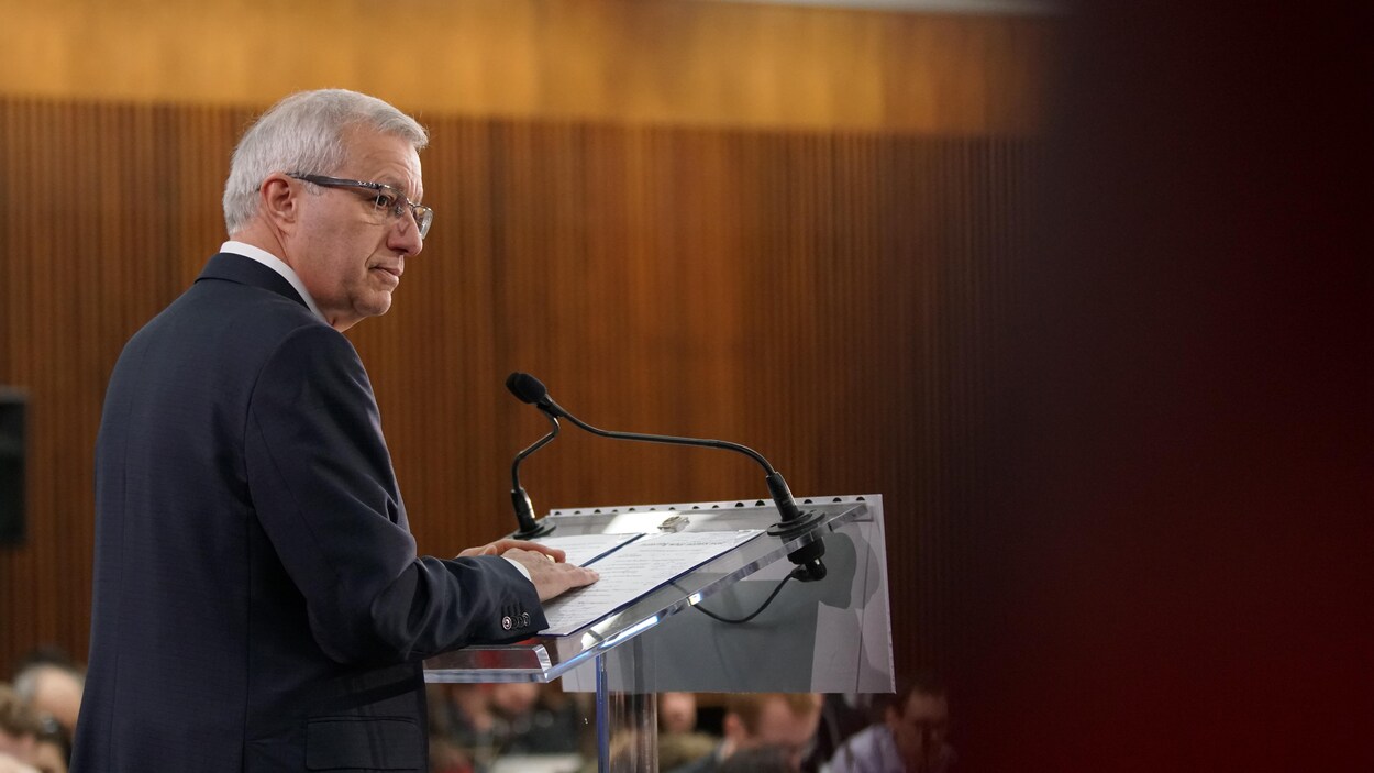 Vic Fideli, devant un podium, présente le premier budget du gouvernement Ford.