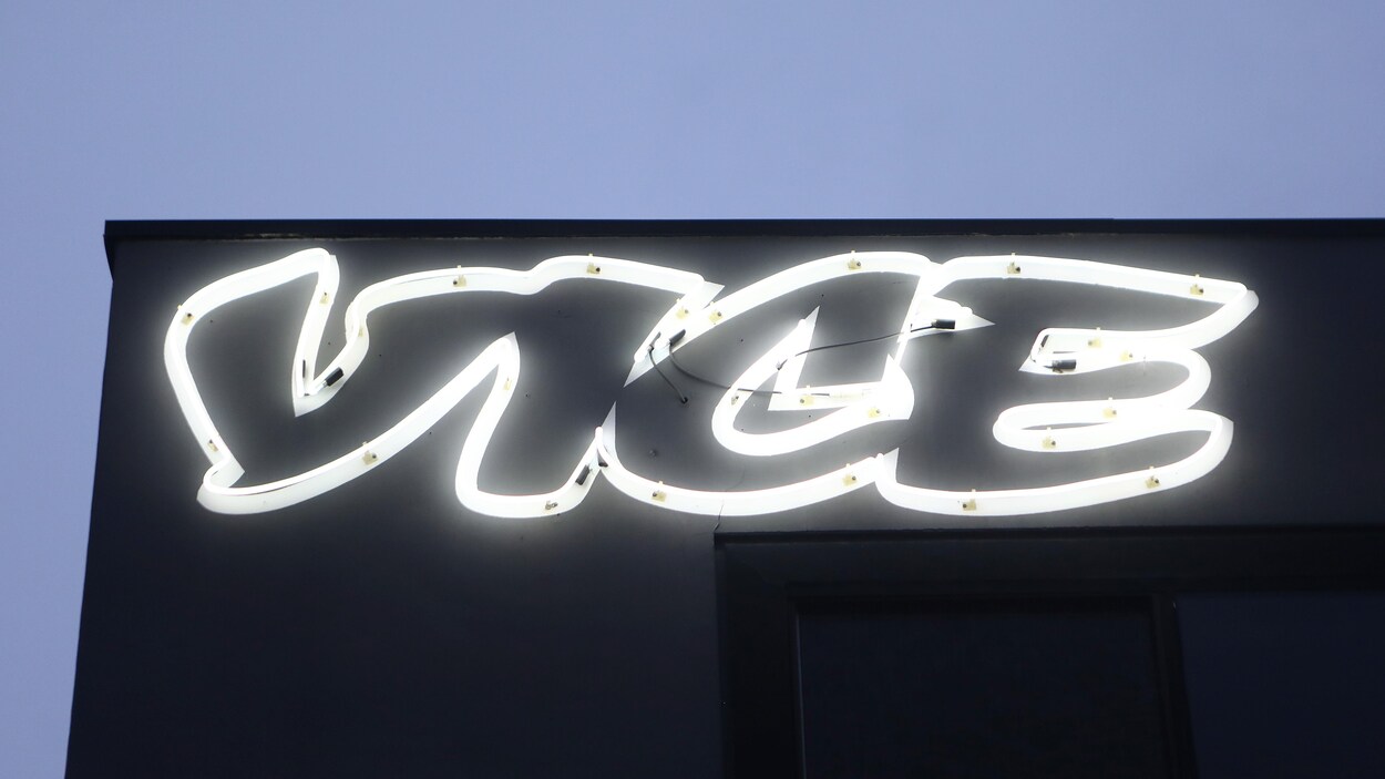 Une enseigne lumineuse de Vice sur une bâtisse.