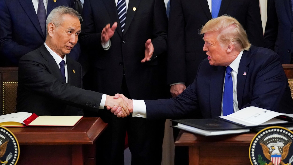 Le vice-premier ministre chinois Liu He et le président des États-Unis Donald Trump se serrent la main.