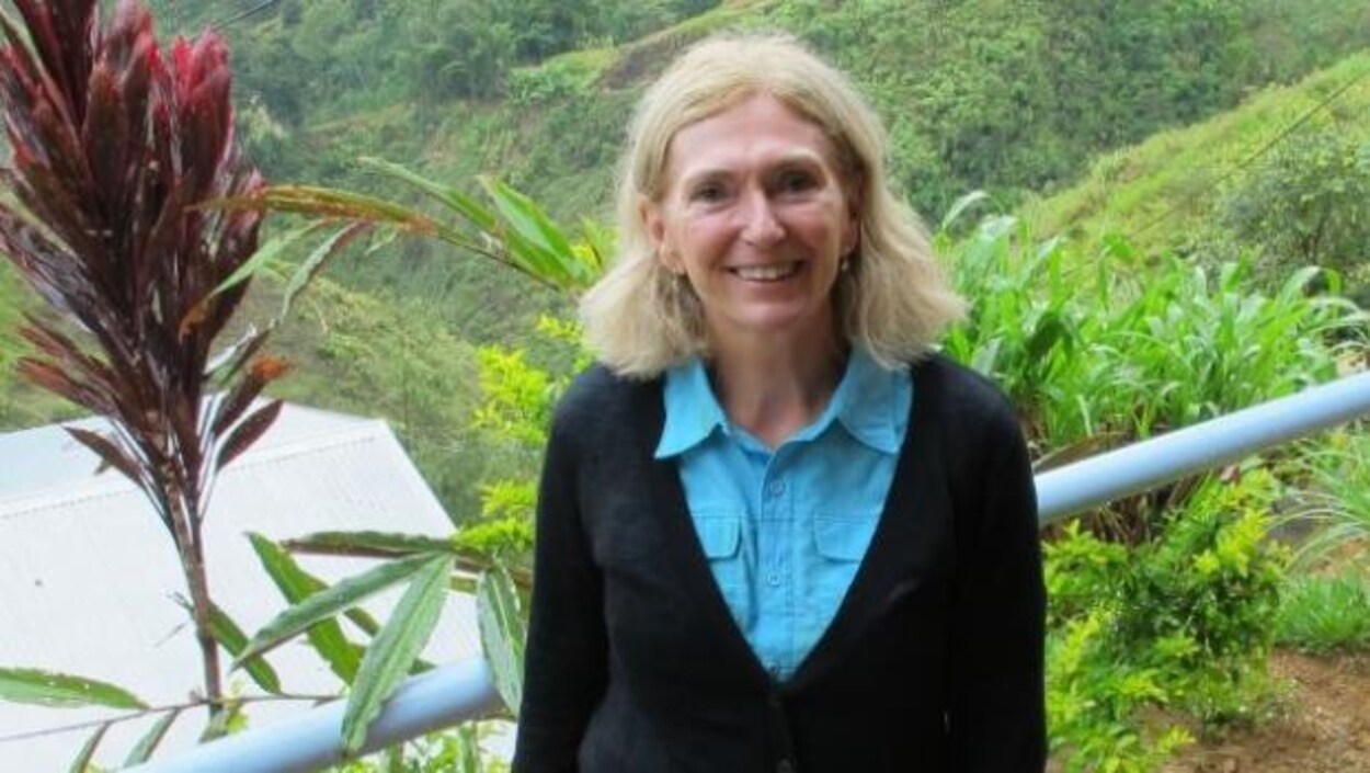 Photo de Vicki Russell en voyage devant des plantes exotiques Photo de Vicki Russell en voyage devant des plantes exotiques