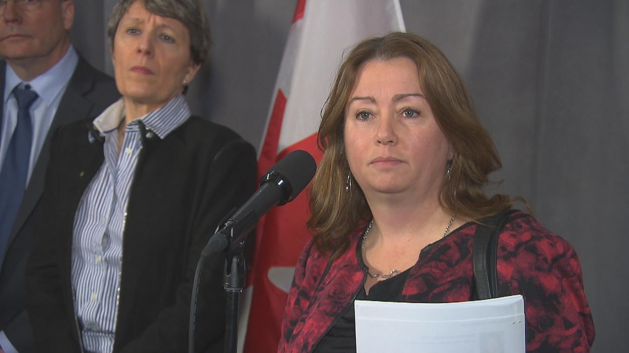 Vicky-May Hamm, présidente de la Fédération canadienne des municipalités répond aux questions des journalistes en marge de sa rencontre avec les Libéraux fédéraux de passage à Sherbrooke. En arrière-plan, Josée Fortin, présidente de Sherbrooke Innopole