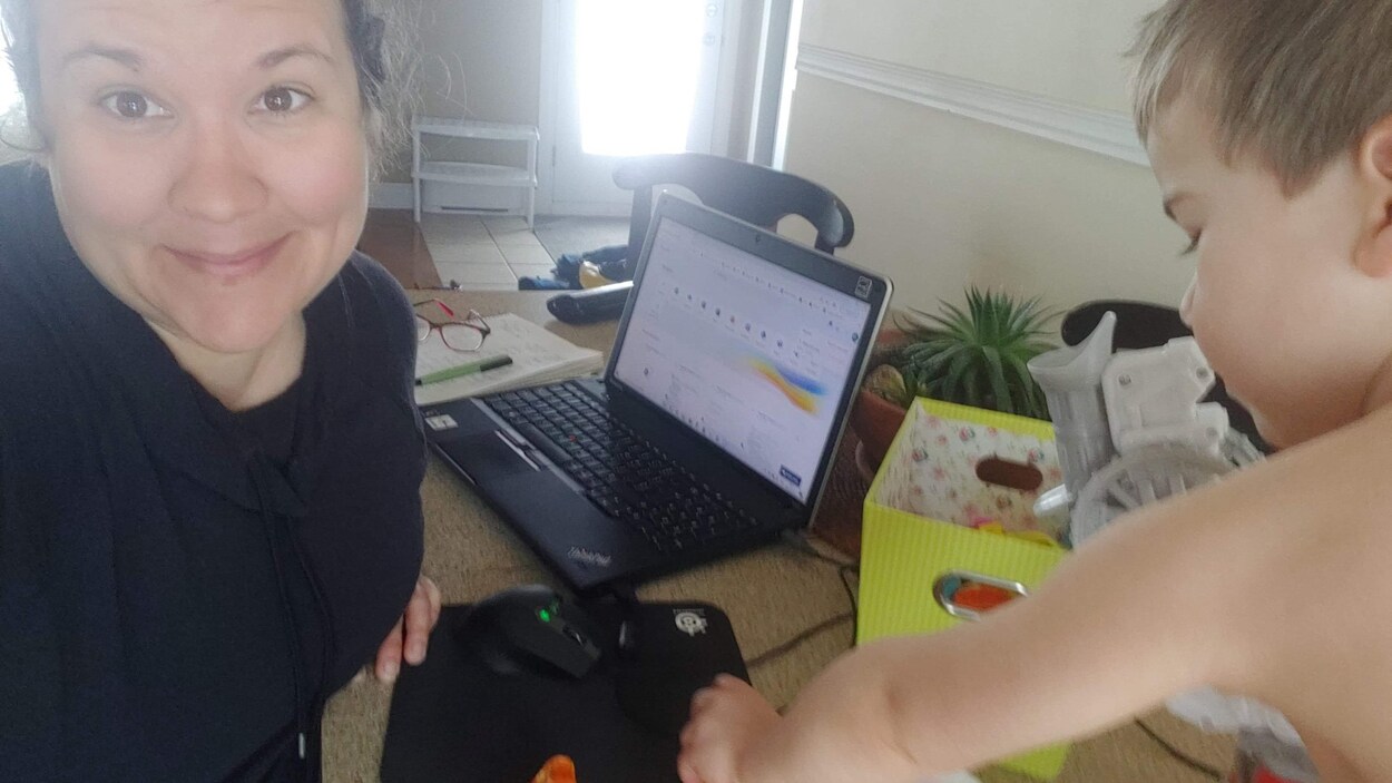 Vicky Perreault doit s'occuper de ses enfants et de son travail simultanément.