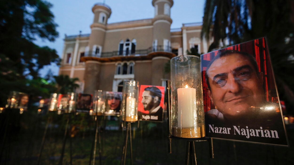 Veillée aux chandelles devant des portraits des victimes