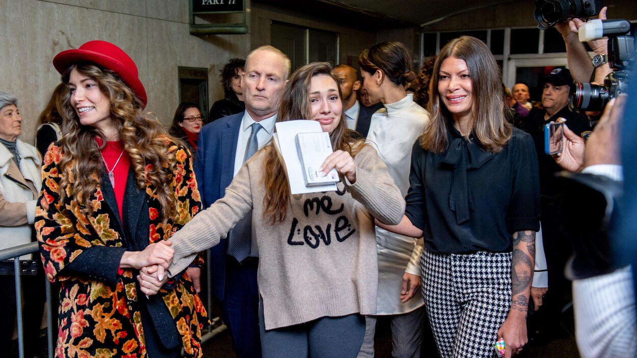 Portrait des actrices Lauren Young, Jessica Mann et Dawn Dunning à la sortie de la cour de justice
