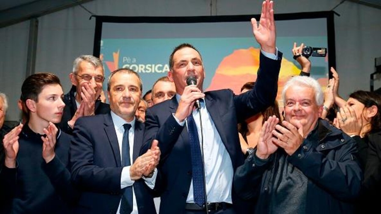 Gilles Simeoni, chef de file des autonomistes (au milieu) fête sa large victoire dimanche au second tour des élections territoriales dans l'île. Gilles Simeoni, chef de file des autonomistes (au milieu) fête sa large victoire dimanche au second tour des élections territoriales dans l'île.