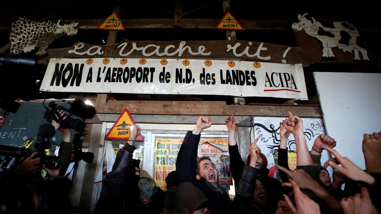 Des résidents de la « zone à défendre » crient victoire après la décision du gouvernement, le mercredi 17 janvier 2018. Des résidents de la « zone à défendre » crient victoire après la décision du gouvernement, le mercredi 17 janvier 2018.