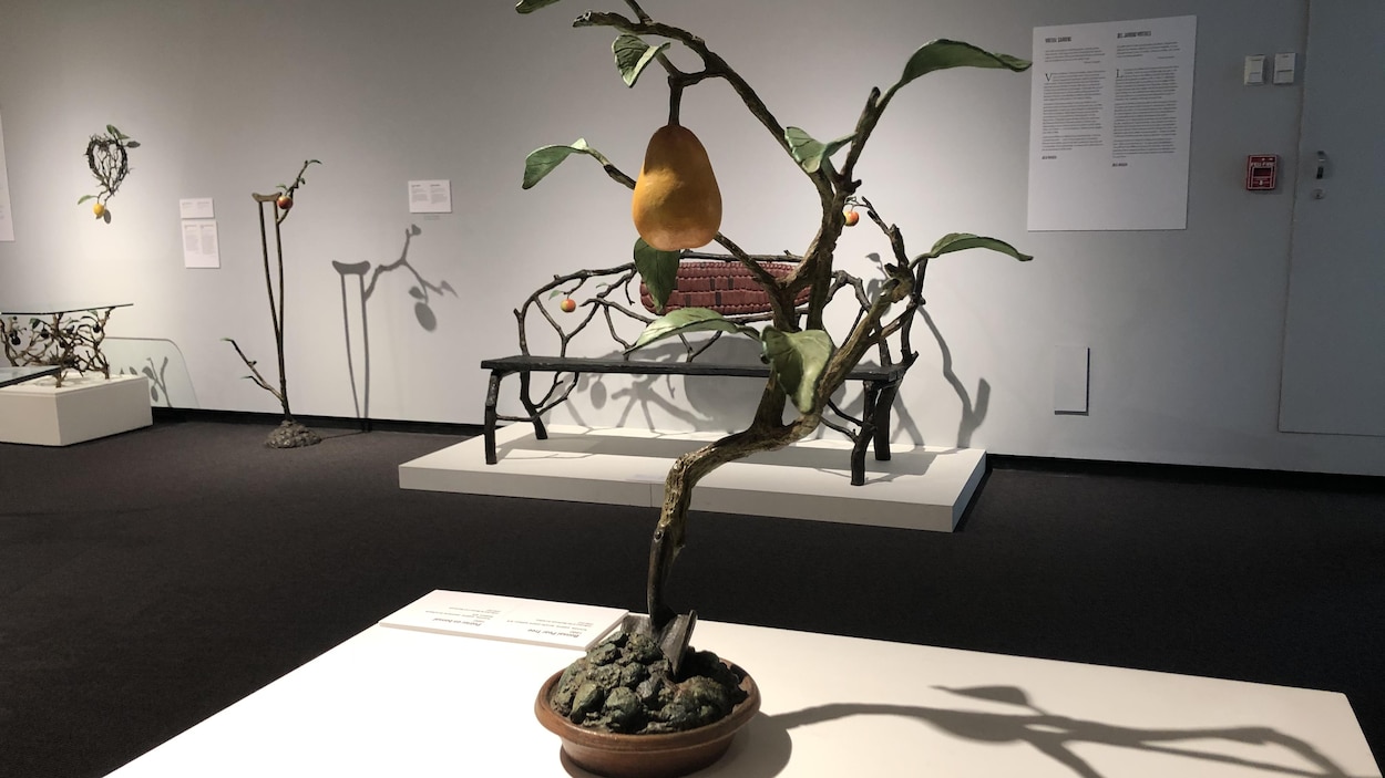 Une sculpture d'un poirier.
